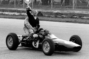 Colin Chapman dando la vuelta de honor sobre el coche de Jim Clark, celebrando el título en Monza 1963