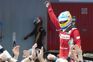 Fernando-Alonso-saluda-a-los-a_54293230785_54115221152_960_640[1]