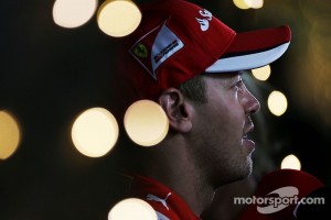 f1-bahrain-gp-2015-sebastian-vettel-ferrari-with-the-media[1]