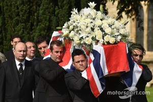 indycar-funeral-of-justin-wilson-2015-mark-webber-and-dario-franchitti-help-carry-the-cask[1]