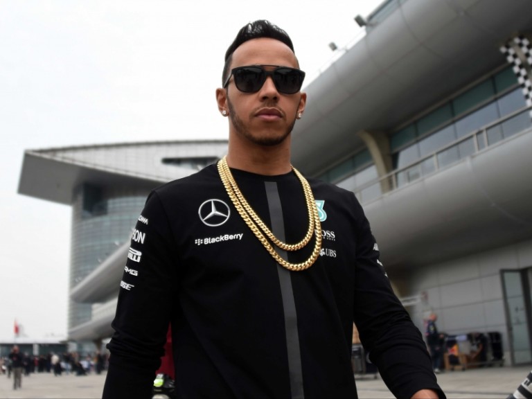 El padre de Lewis Hamilton asegura que su hijo es muy superior al resto