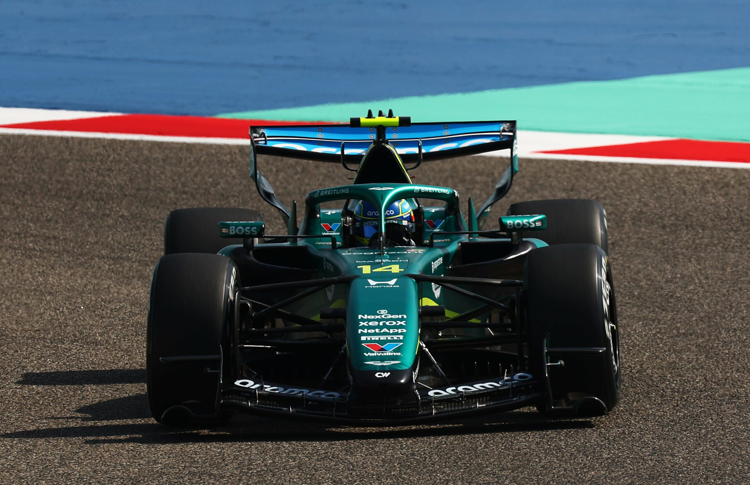 Alonso exprime el AMR26 mientras Leclerc marca el ritmo y Checo protagoniza una bandera roja / Crónica matinal segundo día test en Bahréin