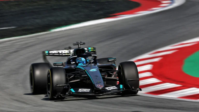 Mucha variedad en Singapur liderando los libres 1 Russel, los españoles progresan adecuadamente